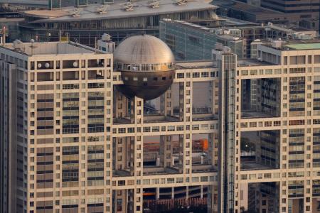 　東京都港区台場のフジテレビ本社＝２７日午後（共同通信社ヘリから）