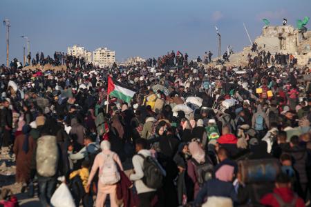 　２７日、イスラエルの許可を受けてパレスチナ自治区ガザ北部に帰還するパレスチナ人（ＡＰ＝共同）