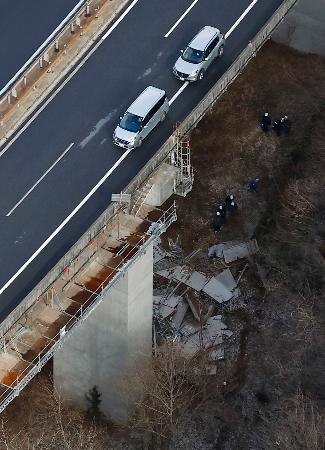 　工事中に足場が崩れ作業員が転落した、中国自動車道の事故現場＝２８日午前１０時５３分、広島県廿日市市（共同通信社ヘリから）