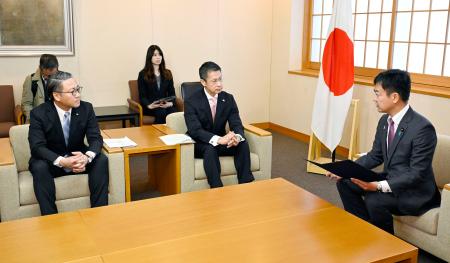 　外務省の宮路拓馬副大臣（右）と面会する広島県の湯崎英彦（中央）、長崎県の大石賢吾両知事＝２８日午前、外務省