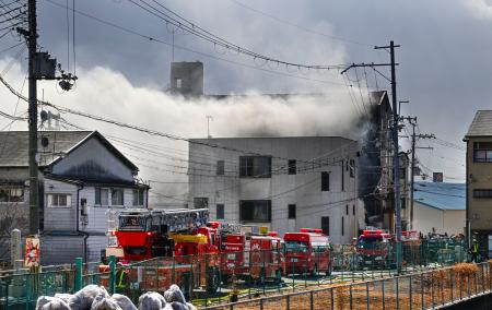 　大阪市鶴見区の倉庫火災現場＝２８日午前１１時５１分