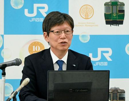 　記者会見するＪＲ四国の四之宮和幸社長＝２８日午前、高松市