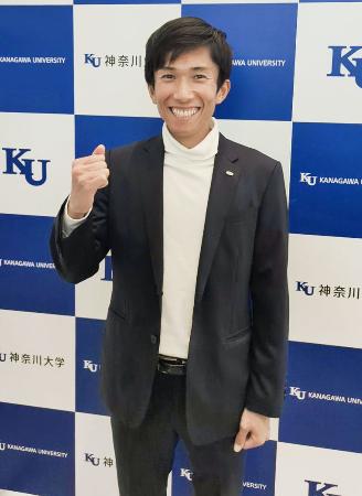 　母校神奈川大でのイベントに参加後、ポーズをとる男子マラソン日本記録保持者の鈴木健吾＝２８日、横浜市