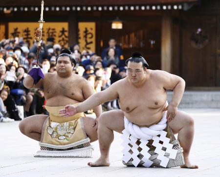 　２０１７年１月、奉納土俵入りで雲竜型を披露する横綱稀勢の里。太刀持ち高安＝東京・明治神宮