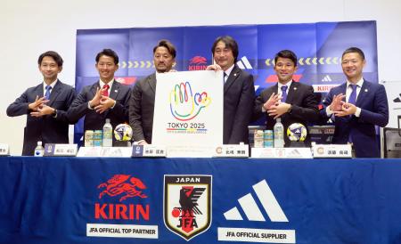 　エキシビションマッチの実施をアピールするデフサッカー男子日本代表とクリアソン新宿の選手と監督ら＝２８日、国立競技場