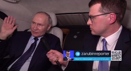 　２８日、ロシア中部トリヤッチで記者の質問に答えるプーチン大統領（左）（パベル・ザルビン記者の通信アプリから、共同）