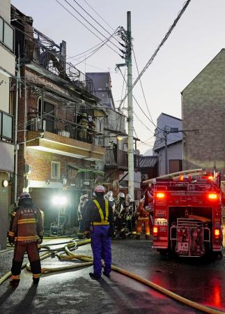 　大阪市東成区で火事があった現場＝２９日午前６時４４分