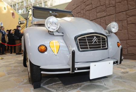 　愛知県長久手市のジブリパークで展示が始まった宮崎駿監督の愛車「シトロエン２ＣＶ」＝２９日午前