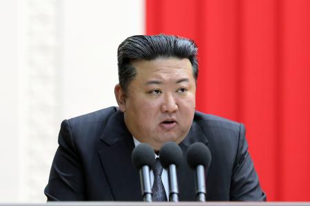 　北朝鮮の朝鮮労働党書記局が開いた拡大会議に臨む金正恩党総書記＝２７日、平壌（朝鮮中央通信＝共同）