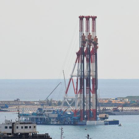 　沖縄県名護市辺野古沖の大浦湾で、軟弱地盤改良に向け、くいを打ち込む作業船＝２９日午後