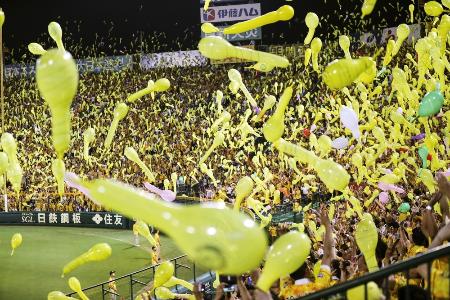 　２０１９年８月、公式戦でジェット風船を飛ばして盛り上がる阪神ファン＝甲子園球場