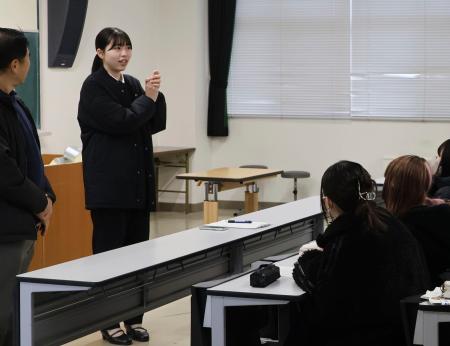 　教員を目指す学生に話す角谷祐実さん＝２９日午前、高松市の香川大