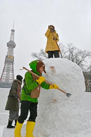 　「さっぽろ雪まつり」に向け、雪像を制作する人たち＝２９日午後、札幌市の大通公園