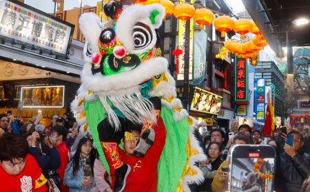 　春節を迎えた横浜中華街を練り歩く獅子舞＝２９日午後、横浜市中区