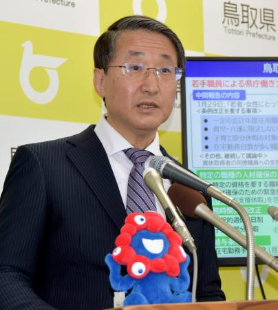 　鳥取県庁で記者会見する平井伸治知事＝３０日午前