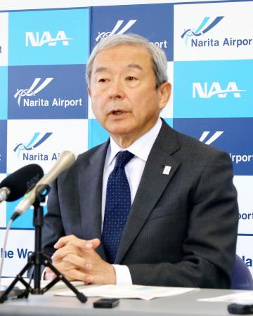 　定例記者会見をするＮＡＡの田村明比古社長＝３０日午前、成田空港