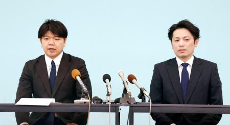 　記者会見する卓球Ｔリーグ、岡山リベッツの羽場誠代表取締役（左）と白神宏佑監督＝３０日午後、岡山市