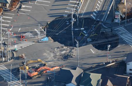 　埼玉県八潮市の道路陥没現場＝３０日午前７時５３分（共同通信社ヘリから）