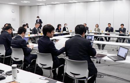 　厚労省の異種移植に関する専門委員会の初会合＝３０日午後、東京都港区