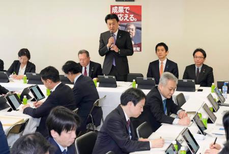 　自民党本部で開かれた会合で発言する木原安全保障調査会長（奥中央）＝３０日午後、東京・永田町