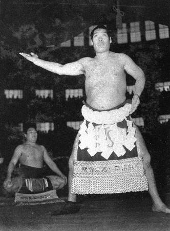 　土俵入りする横綱男女ノ川＝１９３８年５月