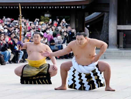 　大相撲の第７４代横綱に昇進した豊昇龍（右）が３１日、奉納土俵入りを行い、優勝２５度を誇る叔父の元横綱朝青龍と同じ雲竜型を披露した＝東京・明治神宮