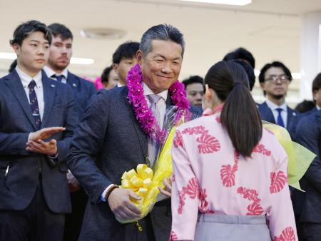 　宮崎空港に到着し、セレモニーで花束を受け取るソフトバンク・小久保監督＝３１日