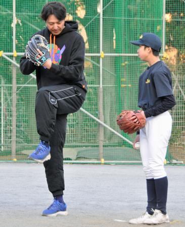 　青鳥特別支援学校の生徒にアドバイスする岩隈久志さん（左）＝３１日、東京都内