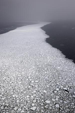 　２０２４年１月、オホーツク海沿岸部に接近する流氷＝北海道紋別市沖