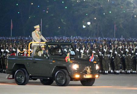 　２０２４年３月、ミャンマーの首都ネピドーで実施された国軍記念日のパレードで、車に乗って登場したミンアウンフライン総司令官（共同）