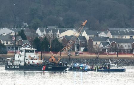 　陸軍ヘリ「ブラックホーク」の残骸を引き上げるため搬入されたクレーン＝１月３１日、米ワシントン近郊（ゲッティ＝共同）