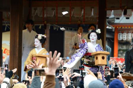 　八坂神社の節分祭で、１年の幸せや無病息災を願い豆をまく舞妓＝１日午後、京都市東山区