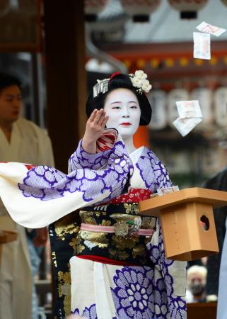 　八坂神社の節分祭で、１年の幸せや無病息災を願い豆をまく舞妓＝１日午後、京都市東山区