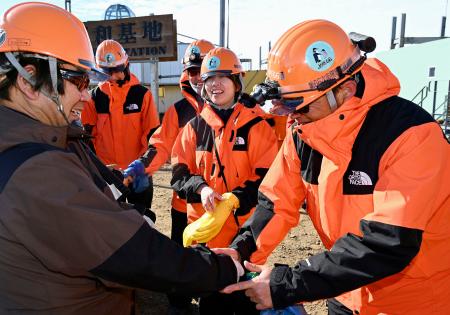 　任期を終えた６５次越冬隊員（左）と握手を交わす６６次越冬隊員＝１日、南極・昭和基地（南極観測隊同行記者撮影）