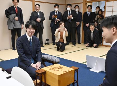 　将棋の第５０期棋王戦コナミグループ杯５番勝負第１局の検分で、笑顔を見せる藤井聡太棋王（左）＝１日午後、高知市