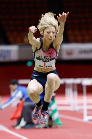 　女子三段跳び　１３メートル３９の大会新記録で優勝した船田茜理＝大阪城ホール