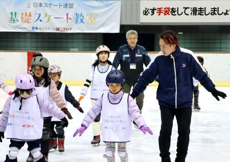 　スケート教室で指導する高橋大輔さん（右端）＝１日、広島市のひろしんビッグウェーブ