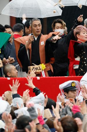 　成田山新勝寺の節分会で豆をまく、歌舞伎俳優の市川團十郎白猿さん＝２日午前、千葉県成田市