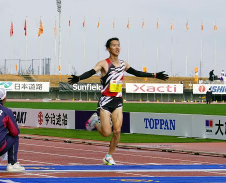 　男子で３位の太田智樹。５９分２７秒の日本新記録をマークした＝Ｐｉｋａｒａスタジアム