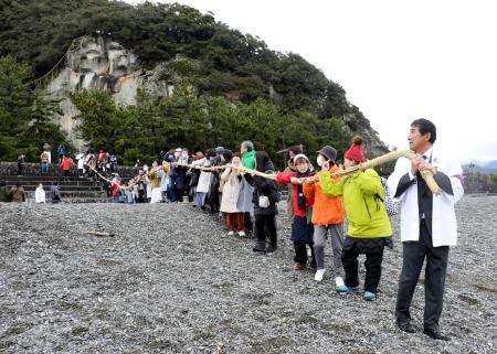 　三重県熊野市の花窟神社で営まれた「お綱かけ神事」＝２日午前