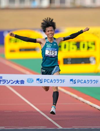 　日本勢トップの２位でゴールする若林宏樹。初マラソン日本最高の２時間６分７秒をマークした＝ジェイリーススタジアム