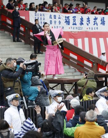 　成田山新勝寺の節分会で豆をまく横綱豊昇龍＝２日、千葉県成田市