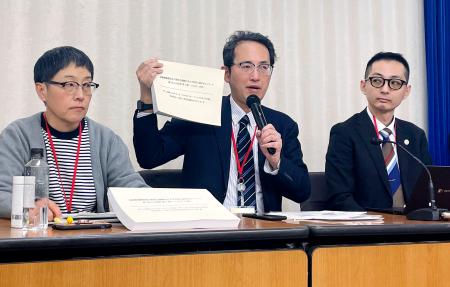 　記者会見する全国がん患者団体連合会の天野慎介理事長（中央）＝１月、厚労省