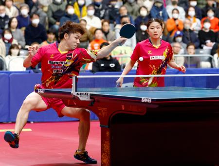 　混合ダブルス決勝　プレーする木造勇人（左）、安藤みなみ組。初優勝を果たした＝豊田市総合体育館