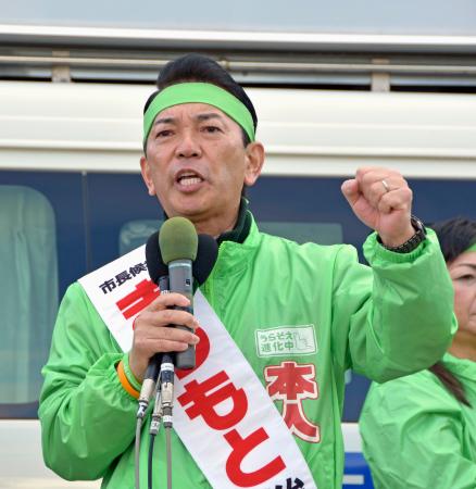 　出陣式で第一声を上げる松本哲治氏＝２日午前、沖縄県浦添市