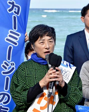 　出陣式で第一声を上げる里道昭美氏＝２日午前、沖縄県浦添市