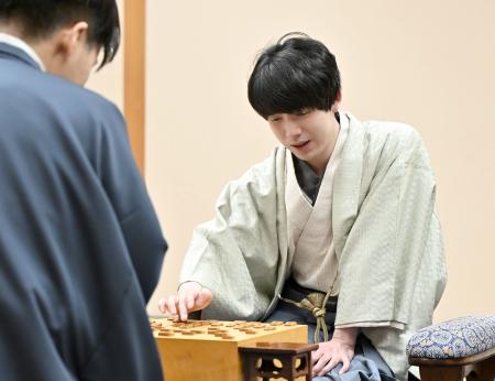 　将棋の第５０期棋王戦コナミグループ杯５番勝負第１局で増田康宏八段（左）に勝利し、対局を振り返る藤井聡太棋王＝２日夜、高知市