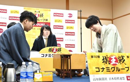 　将棋の第５０期棋王戦コナミグループ杯５番勝負第１局で増田康宏八段（左）に勝利し、対局を振り返る藤井聡太棋王＝２日夜、高知市