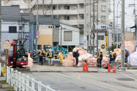 　埼玉県八潮市の県道が陥没しトラックが転落した事故現場＝３日午前９時７分