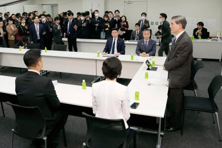 　自民、公明両党と日本維新の会が開いた教育無償化に関する実務者協議で発言する自民実務者の柴山元文科相（右）＝３日午前、国会